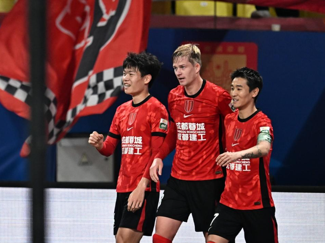 PG电子官方入口-3-0！中超领头羊继续狂飙：疯狂8连胜，韦世豪破门，刘殿座扑点
